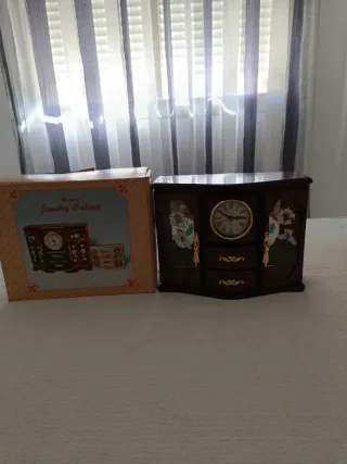 Joyero de madera con reloj y cajones y con música