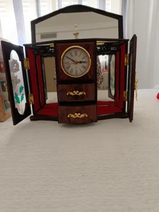 Joyero de madera con reloj y cajones y con música