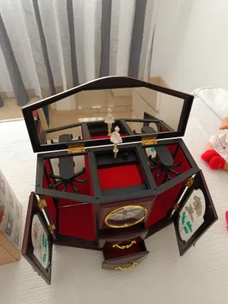 Joyero de madera con reloj y cajones y con música