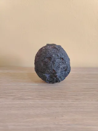 Geoda Oscura in due parti con cristalli metallici