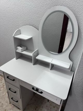 Tocador blanco con espejo ovalado