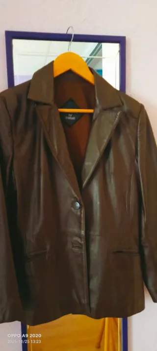 Americana de piel mujer marrón