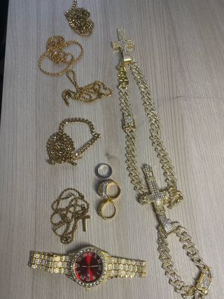 Cadenas y Anillos Dorados y Plateados