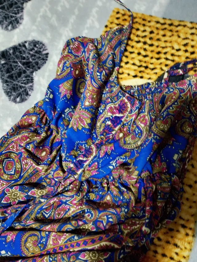 Vestido largo estampado tiene un tirante roto