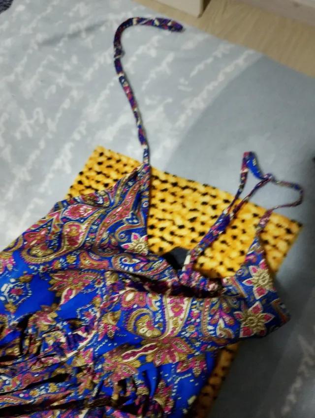 Vestido largo estampado tiene un tirante roto