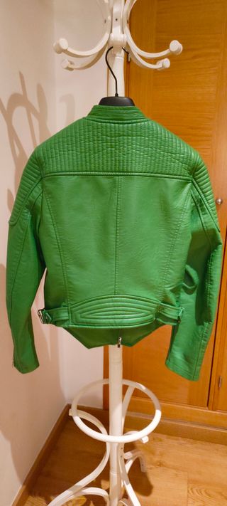 Cazadora efecto piel verde Zara Talla S