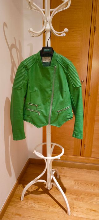 Cazadora efecto piel verde Zara Talla S