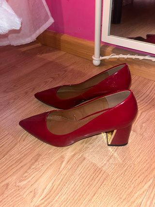 Tacones rojos con detalle dorado
