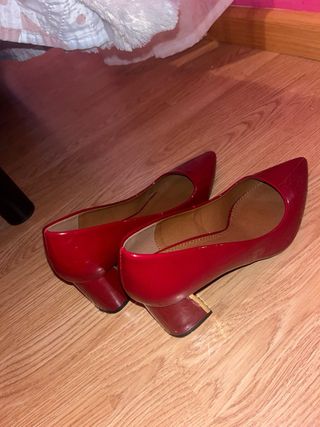 Tacones rojos con detalle dorado