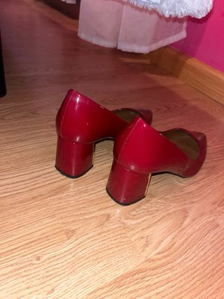 Tacones rojos con detalle dorado