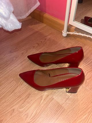 Tacones rojos con detalle dorado