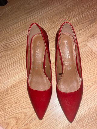 Tacones rojos con detalle dorado