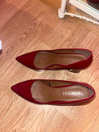Tacones rojos con detalle dorado