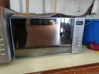 Microondas Ansonic plateado, puerta de cristal..