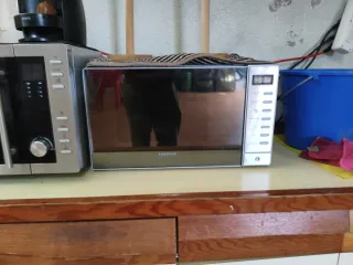 Microondas Ansonic plateado, puerta de cristal..