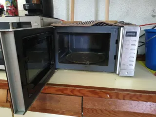 Microondas Ansonic plateado, puerta de cristal..