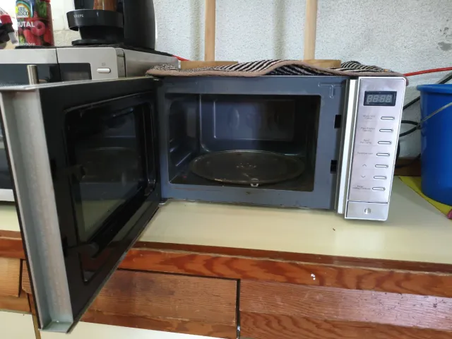 Microondas Ansonic plateado, puerta de cristal..