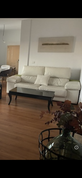 Sofá 2 plazas de cuero blanco. Precio negociable.