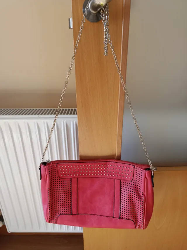 Bolso de mano fucsia con cadena