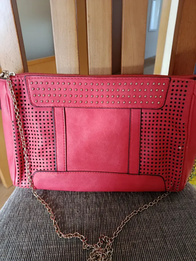 Bolso de mano fucsia con cadena
