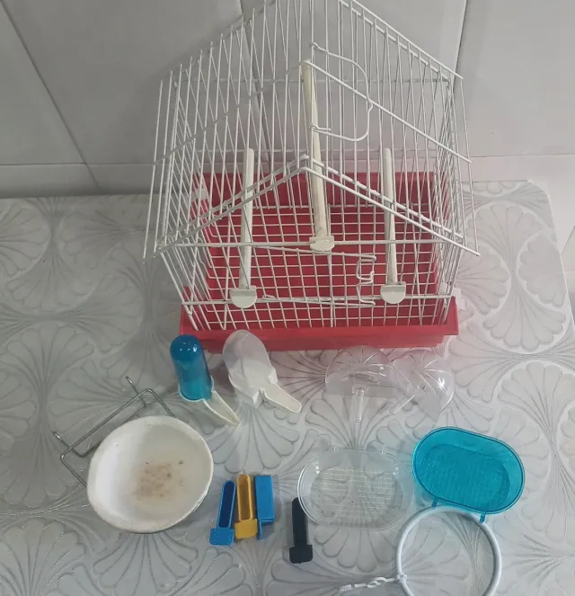 Jaula para pájaros con accesorios
