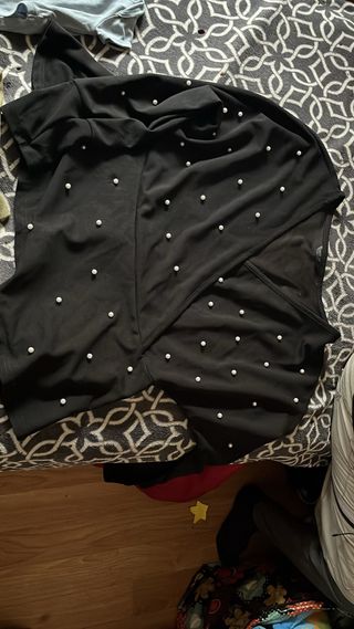 Blusa negra con perlas