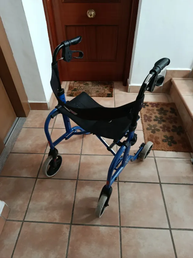 Andador azul con asiento