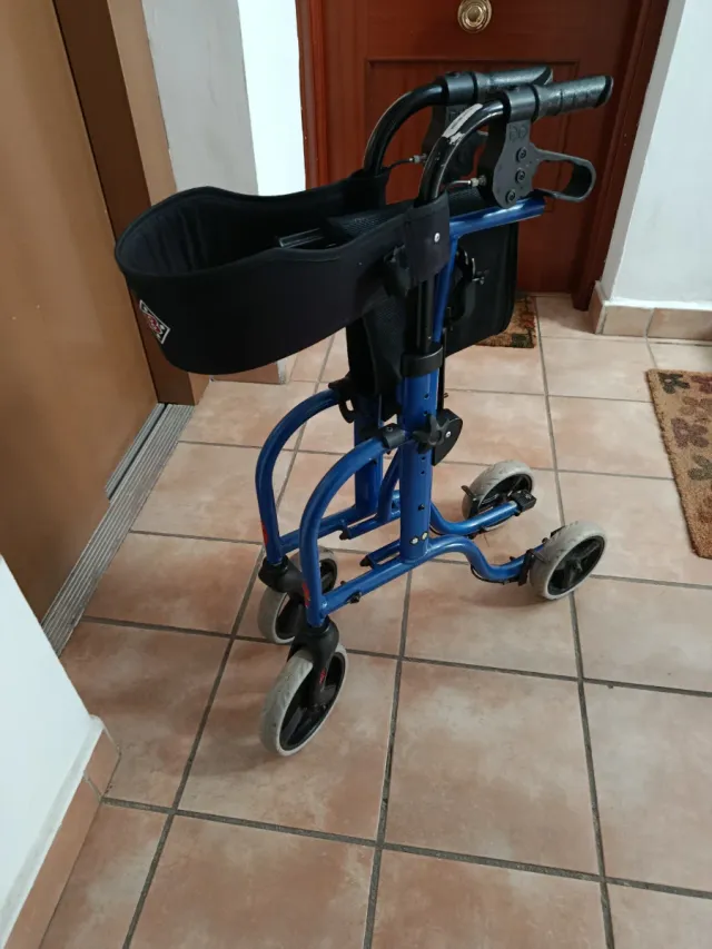 Andador azul con asiento