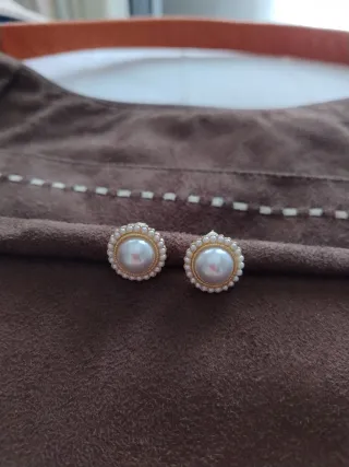 Pendientes de señora grandes dorados con perlas.