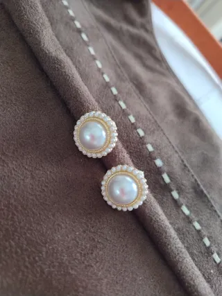 Pendientes de señora grandes dorados con perlas.