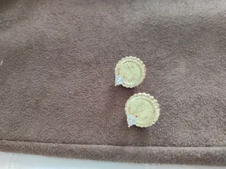 Pendientes de señora grandes dorados con perlas.