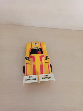 Scalextric Alpine Renault Turbo Amarillo