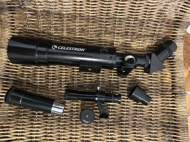 Telescopio Celestron con accesorios