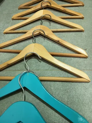 Lote 13 Perchas Madera Niñ@ Beige/Marrón 2 Azules