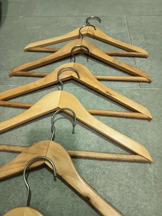 Lote 13 Perchas Madera Niñ@ Beige/Marrón 2 Azules