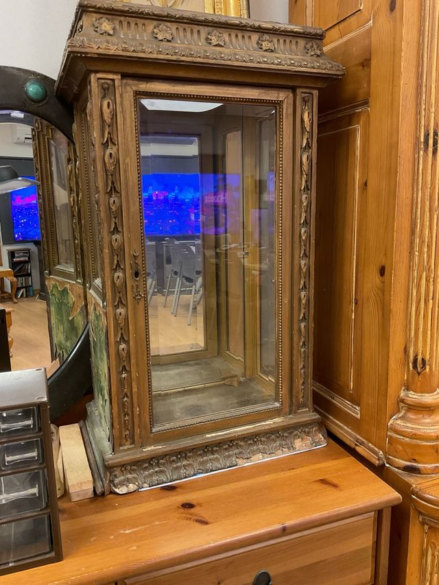 Vitrina antigua de madera con espejo