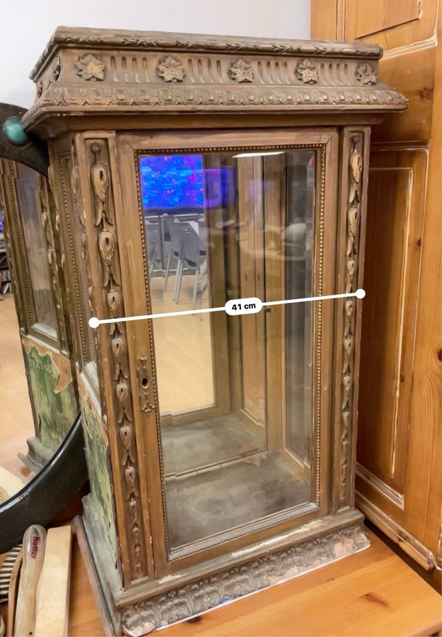 Vitrina antigua de madera con espejo