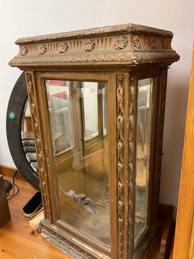 Vitrina antigua de madera con espejo