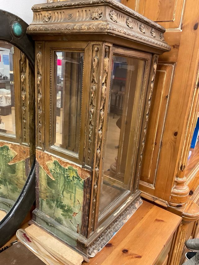 Vitrina antigua de madera con espejo