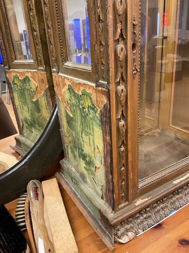 Vitrina antigua de madera con espejo