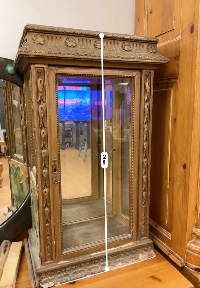 Vitrina antigua de madera con espejo