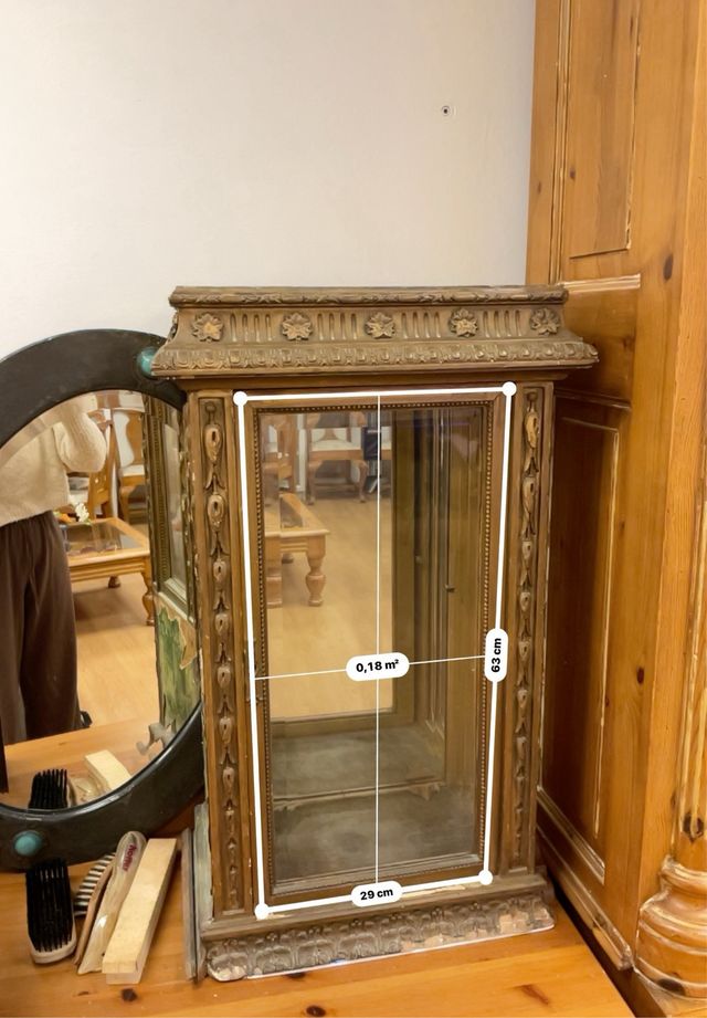 Vitrina antigua de madera con espejo
