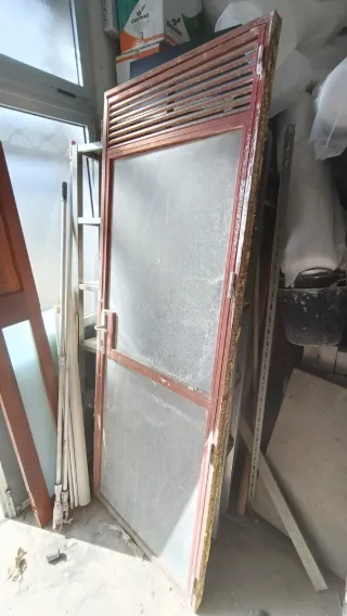 Puerta de hierro con reja