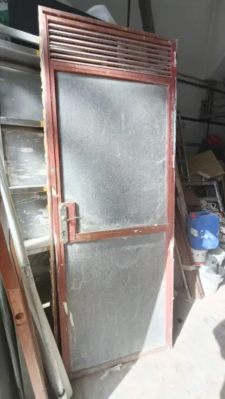 Puerta de hierro con reja