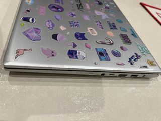 Computer ASUS con adesivi