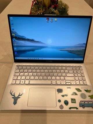 Computer ASUS con adesivi