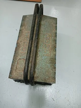 Caja de herramientas metálica vintage