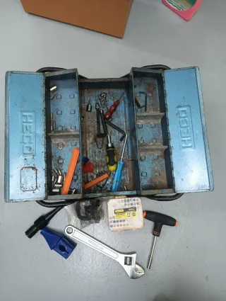 Caja de herramientas metálica vintage