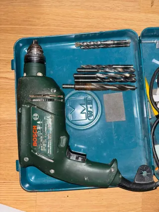 Taladro Bosch con brocas y maletín