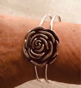 Pulsera plateada con diseño de rosa